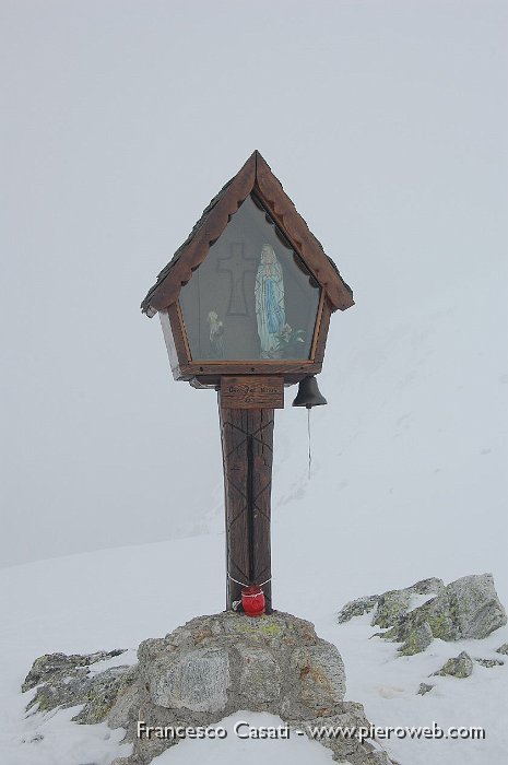 8-Con poca visibilità saluto la Madonnina del Passo Dordona e rientro sulle mie tracce.jpg